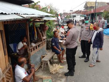 Cegah Penyebaran Covid-19, Polsek Telukbetung Utara Bagikan Masker Kepada Warga